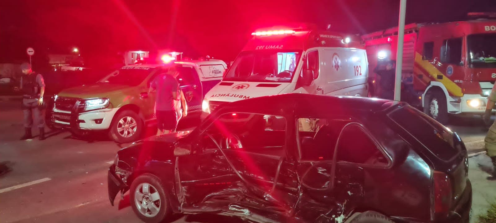 Veja vídeos: Grave acidente de carro deixa criança ferida no Mutirão