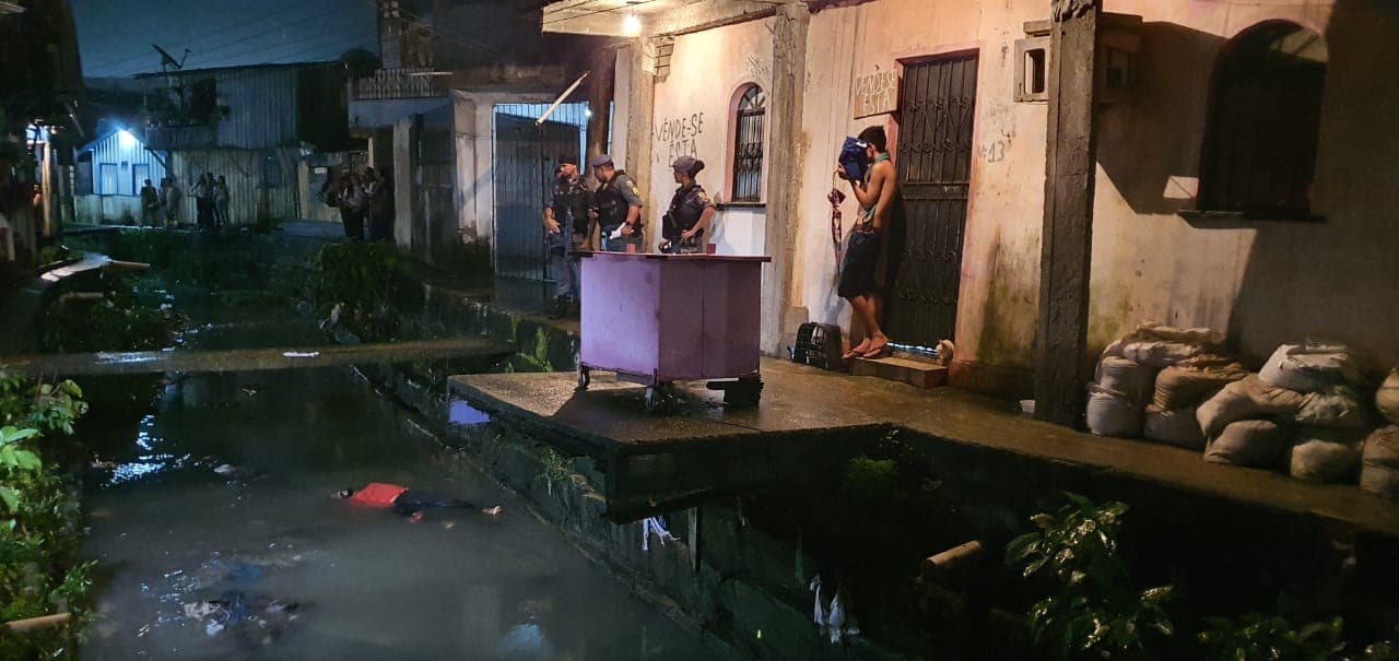 Homem é executado e deixado com mãos amarradas e bilhete ao lado do corpo