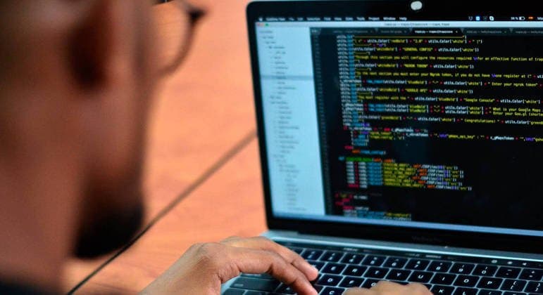 Polícia britânica detém 7 membros de grupo hacker que atacou Americanas e Ministério da Saúde