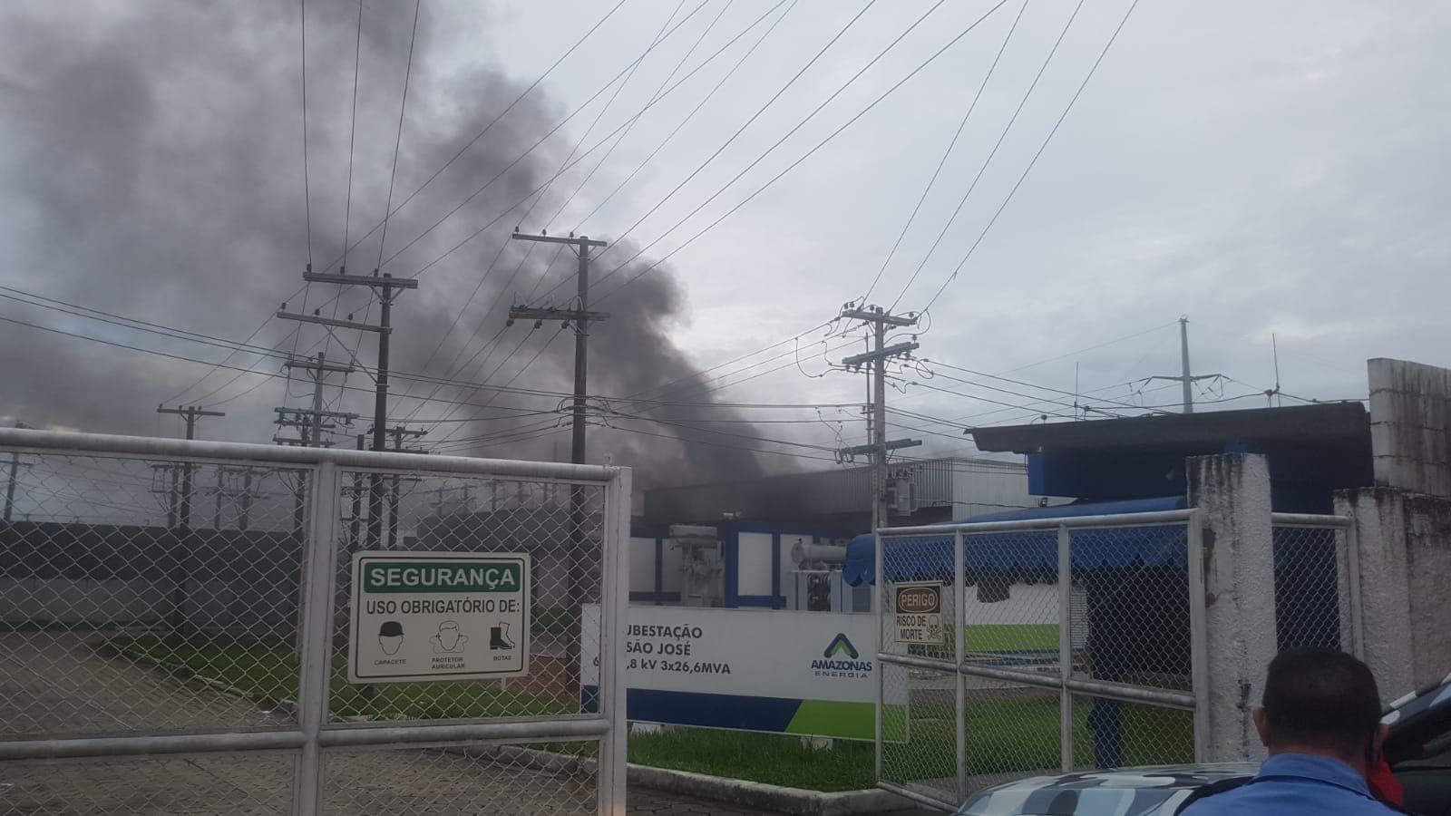 VÍDEO: incêndio atinge subestação da Amazonas Energia na Zona Leste; bairros ficam sem luz