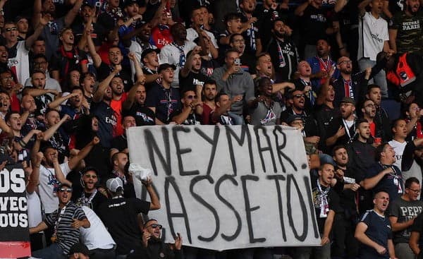 Torcida do PSG picha muros da sede em Paris e exige saída de dirigentes
