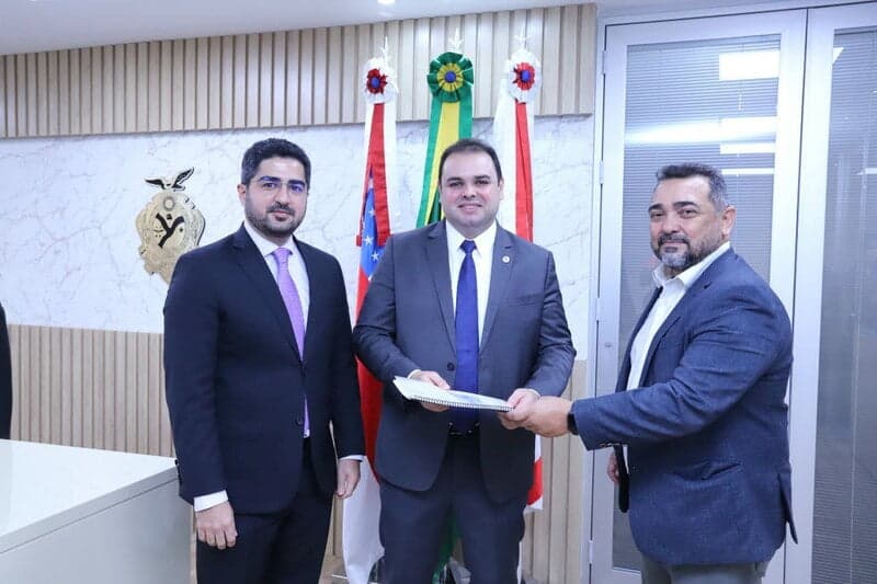 TCE-AM entrega prestações de contas do exercício de 2021 à Aleam