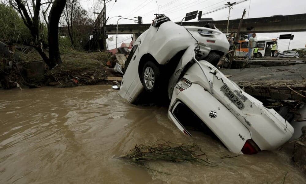 Chuvas no RJ deixam 16 mortos; buscas por desaparecidos continuam