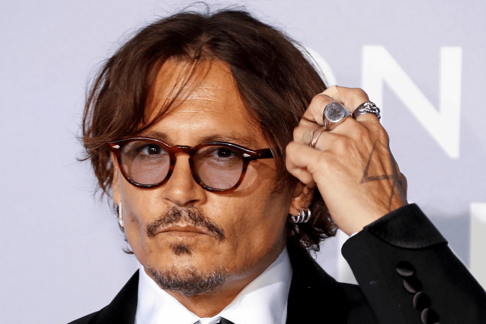 Johnny Deep lamenta saída sem despedida de franquia de Piratas do Caribe