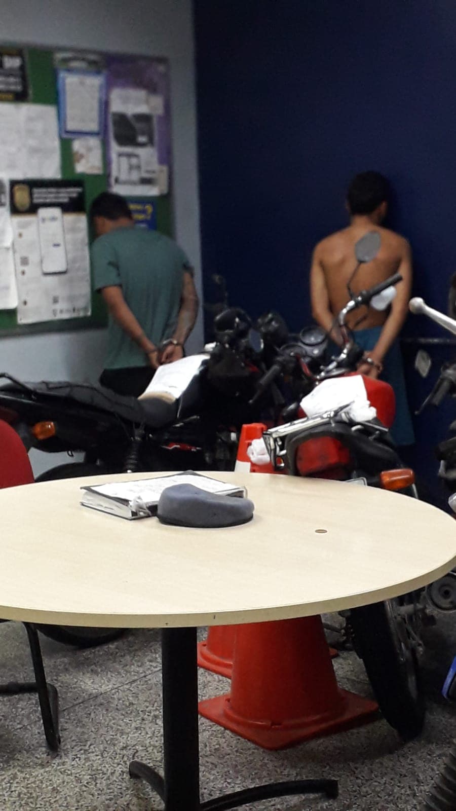 Jovem é preso e adolescente apreendido com drogas na Compensa
