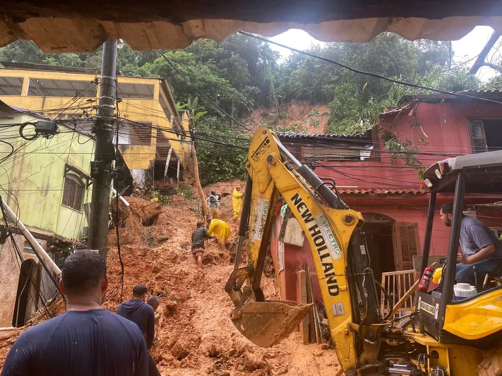 Criança morre após deslizamento em Angra do Reis; 13 estão desaparecidos