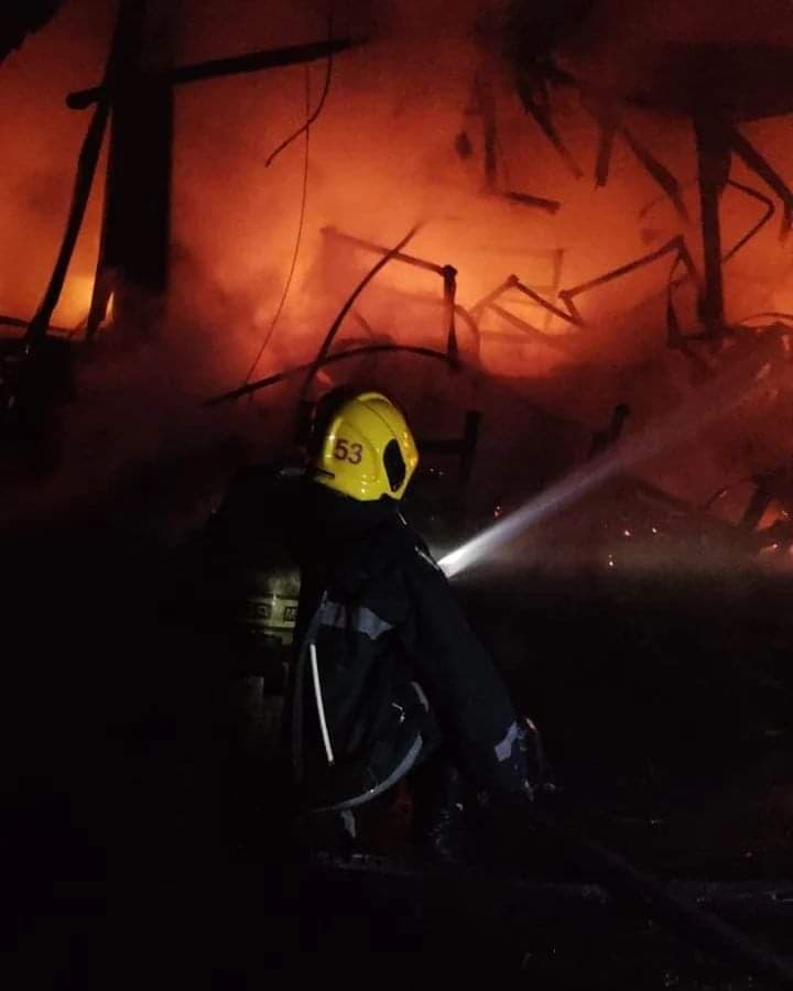 VÍDEO: Incêndio de grandes proporções atinge fábrica em Manaus