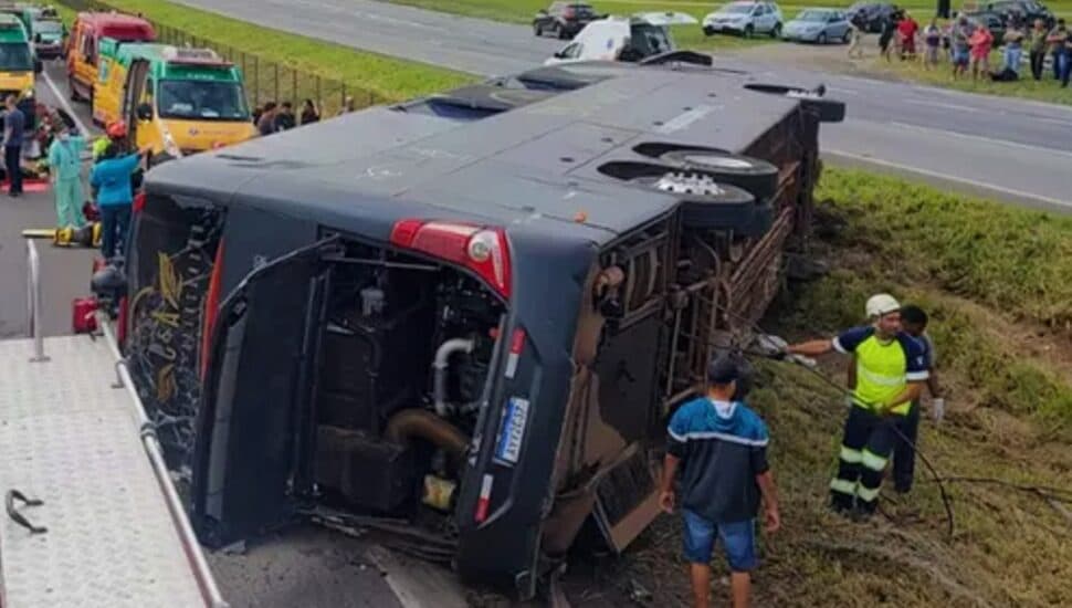 Acidente com ônibus de dupla sertaneja deixa ao menos seis mortos em São Paulo