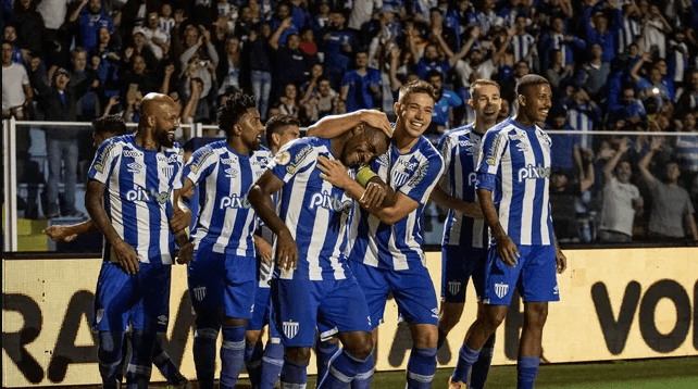 De virada, Avaí vence Coritiba e entra no G4