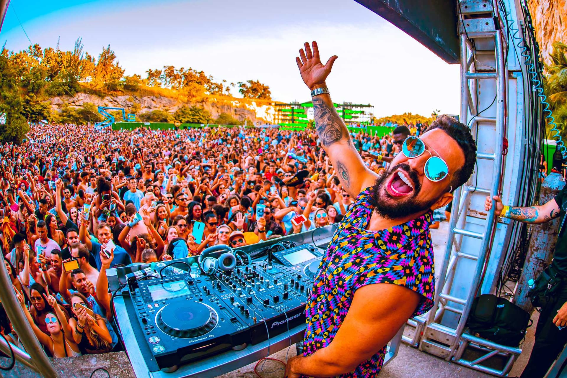 Dennis DJ é absolvido em caso de depredação de prédio durante Carnaval