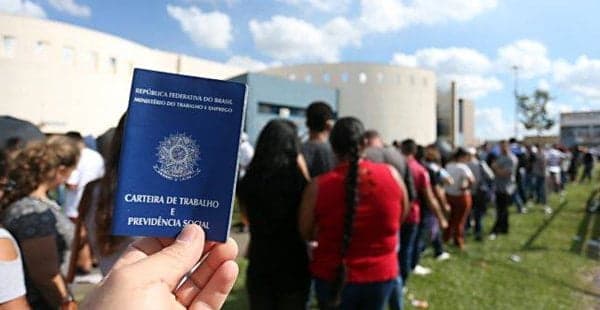 IBGE: Desemprego cai para 10,5% em abril e atinge 11,3 milhões