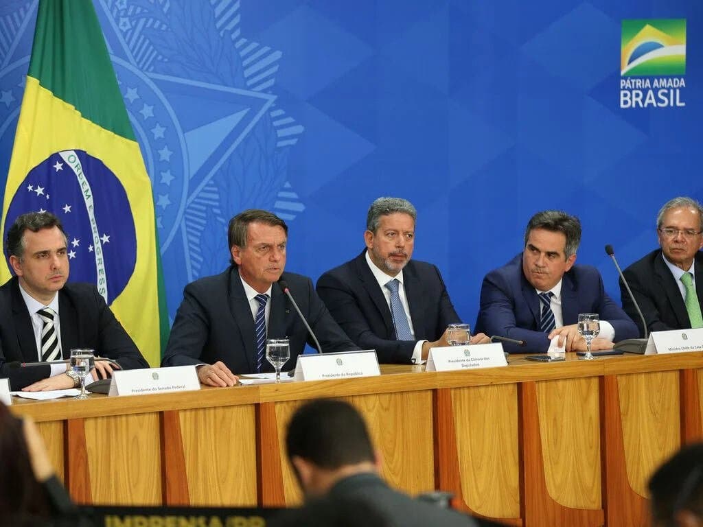 Bolsonaro anuncia proposta para zerar ICMS em troca de compensação a governadores