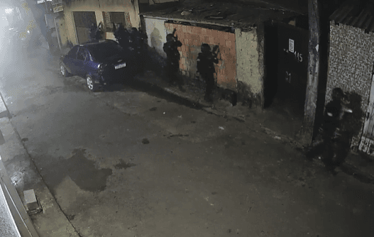 Vídeos: COE realiza operação na Compensa após morte de ‘L7’