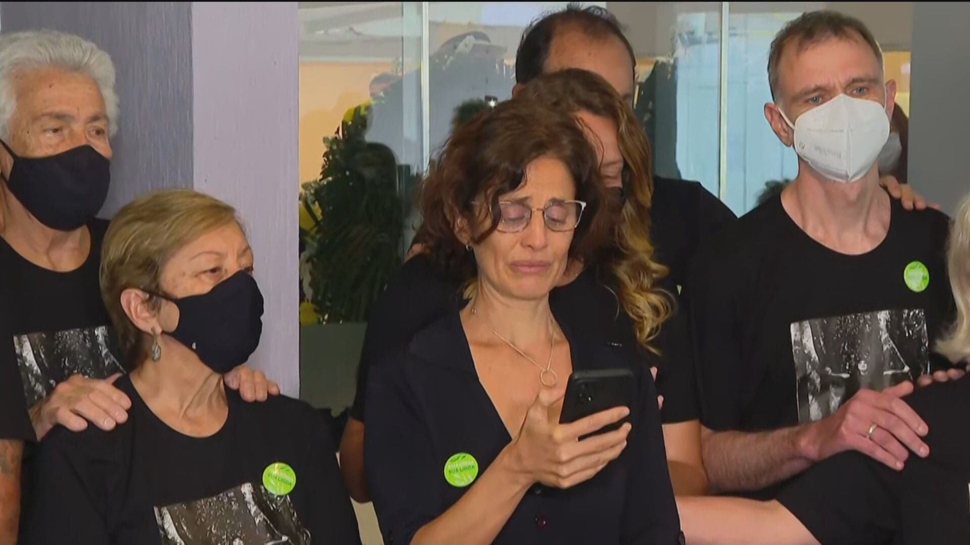 Durante velório do marido, viúva de Dom Philips alerta sobre riscos na defesa da Amazônia