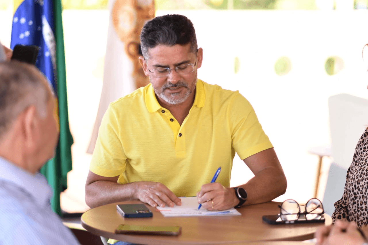 David Almeida sanciona reajuste de 12,47% a servidores da Semed