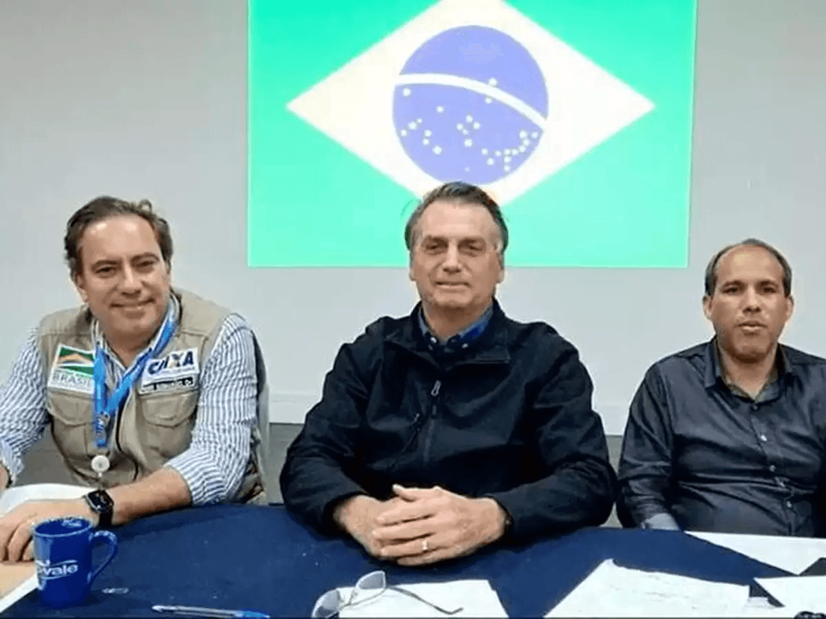 Bolsonaro diz que “exagerou” ao falar que botaria cara no fogo por Ribeiro