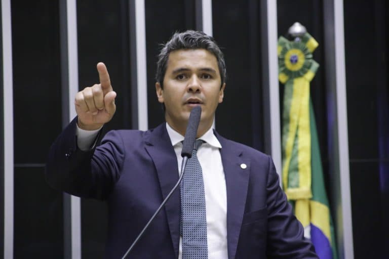 Comissão aprova projeto que garante vagas para mães no período diurno na modalidade EJA