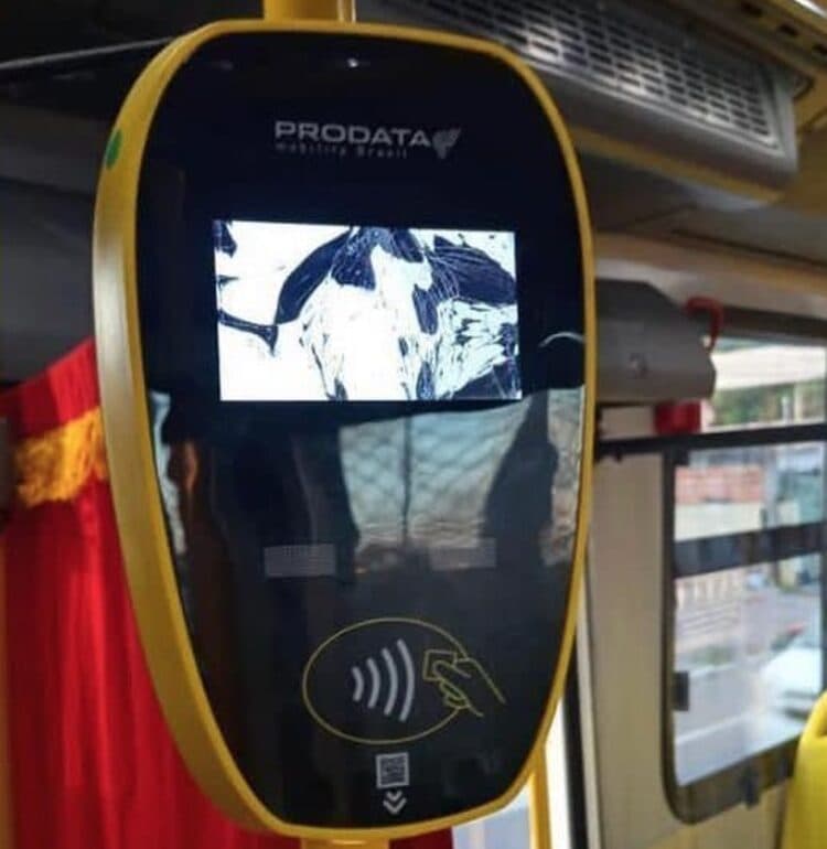 Passageiro quebra novo leitor do transporte coletivo em Manaus