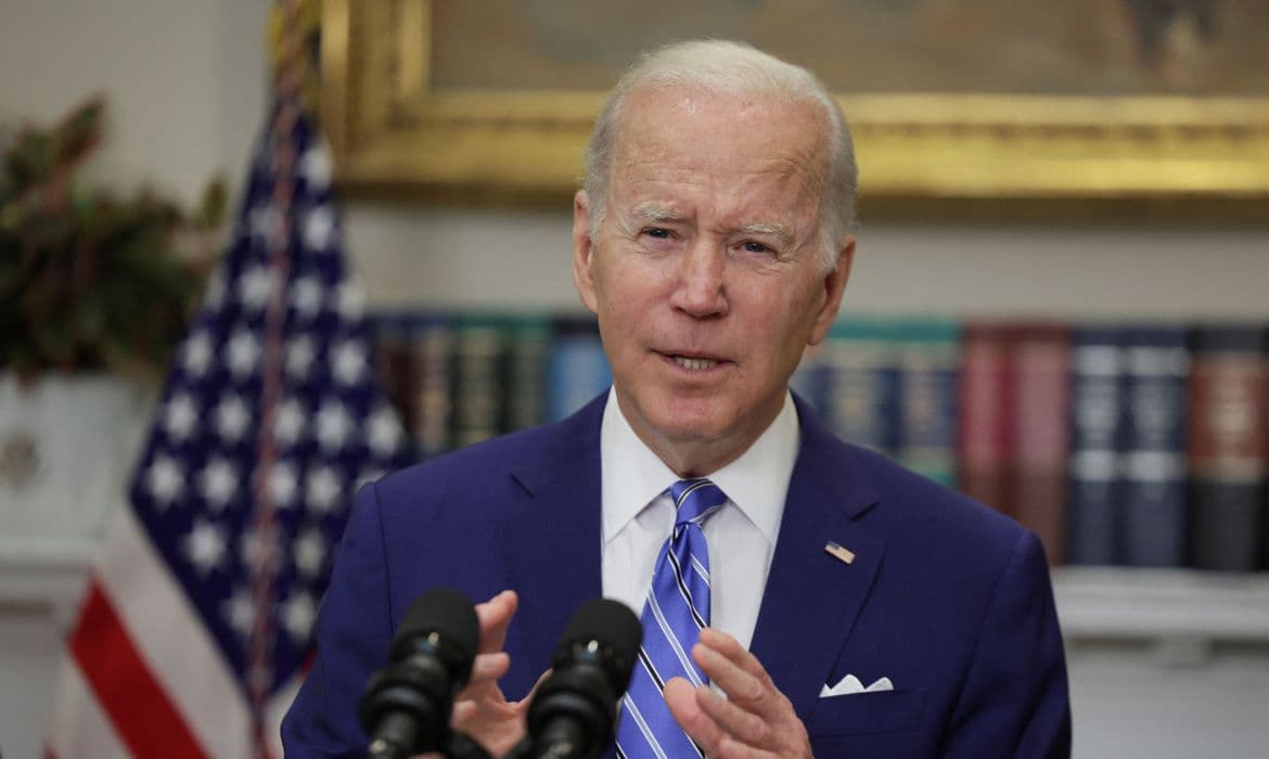 Biden declara que as liberdades estão sob ataque