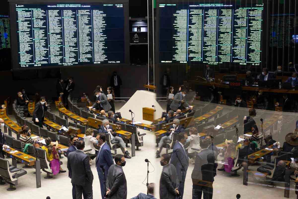 Por falta de quórum, Câmara adia votação da “PEC dos auxílios”
