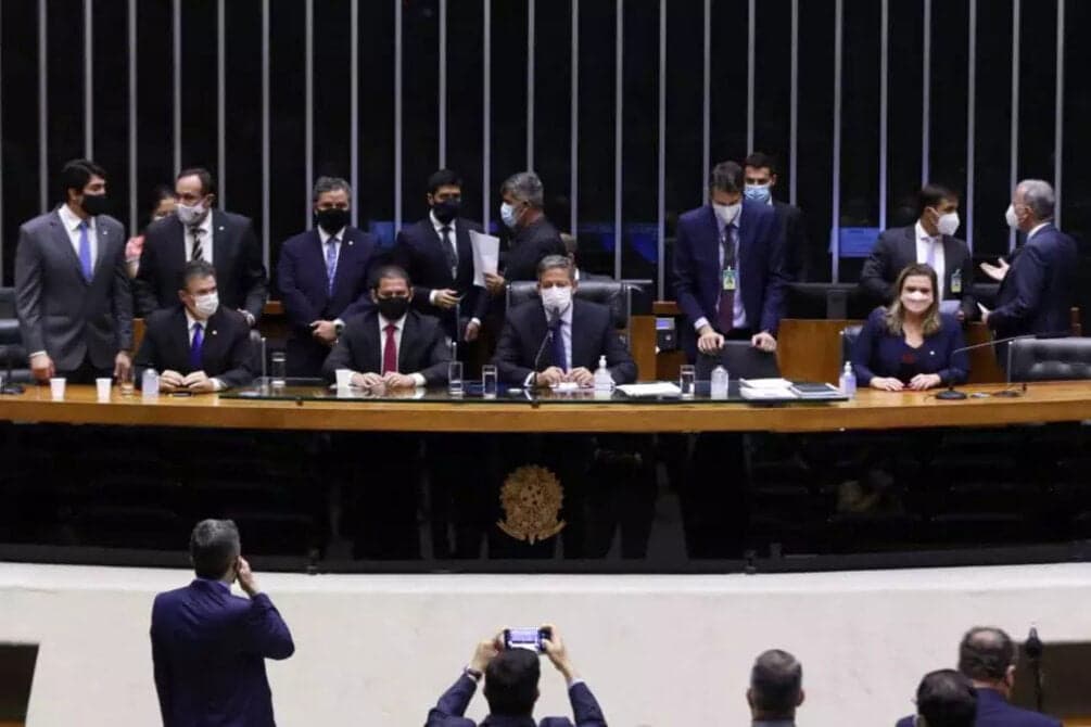 Câmara aprova piso salarial de enfermeiros em primeiro turno