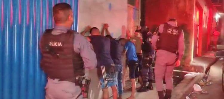 VEJA VÍDEO: Polícia prende quarteto suspeito de tráfico de drogas