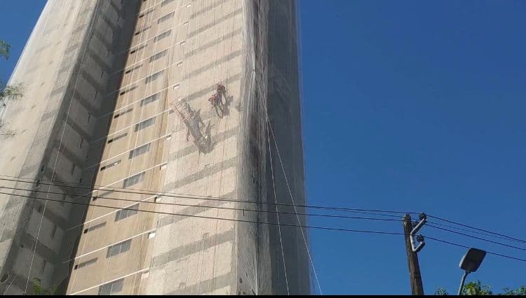 VEJA VÍDEO: Andaime rompe e trabalhadores ficam pendurados