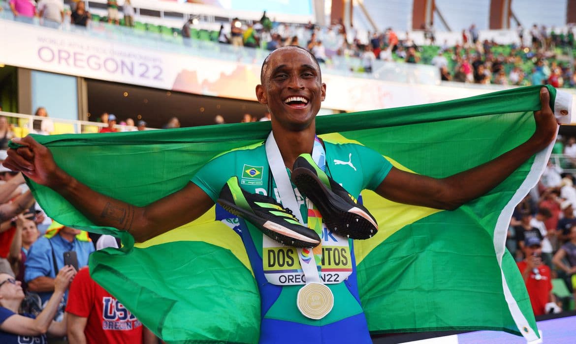 Alison dos Santos é campeão mundial nos 400 metros com barreira