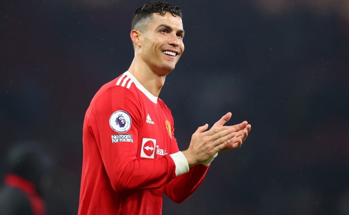 Cristiano Ronaldo retorna a Inglaterra para conversa decisiva com clube