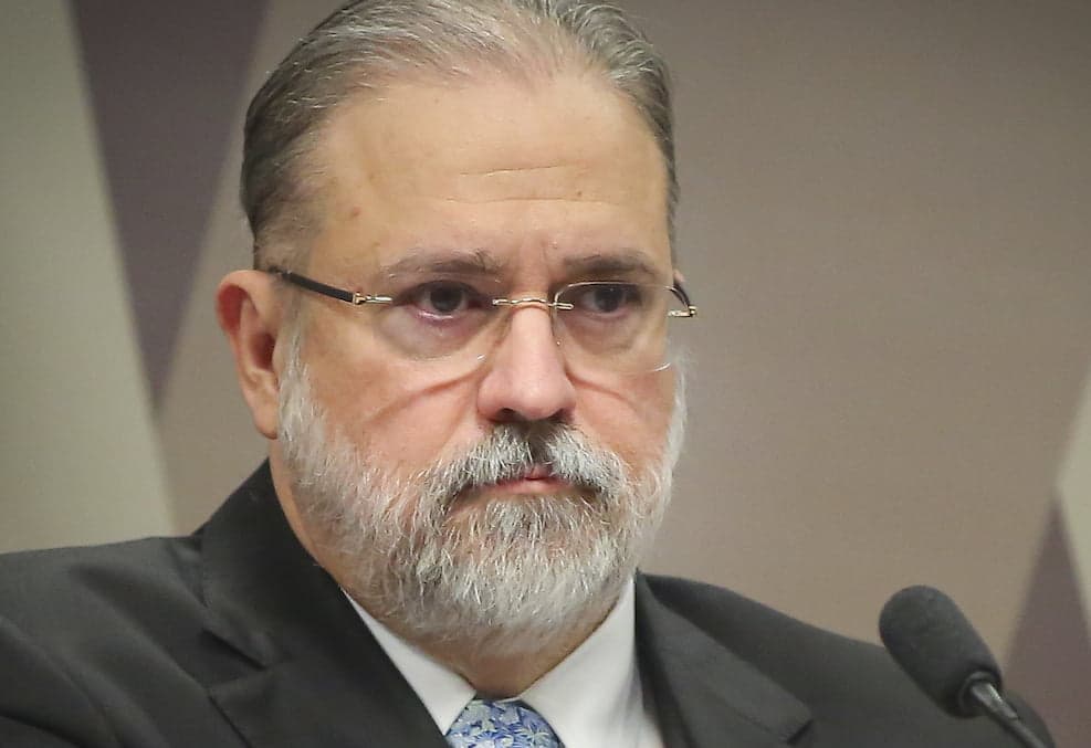 Aras posta vídeo antigo para defender urnas e evita criticar Bolsonaro