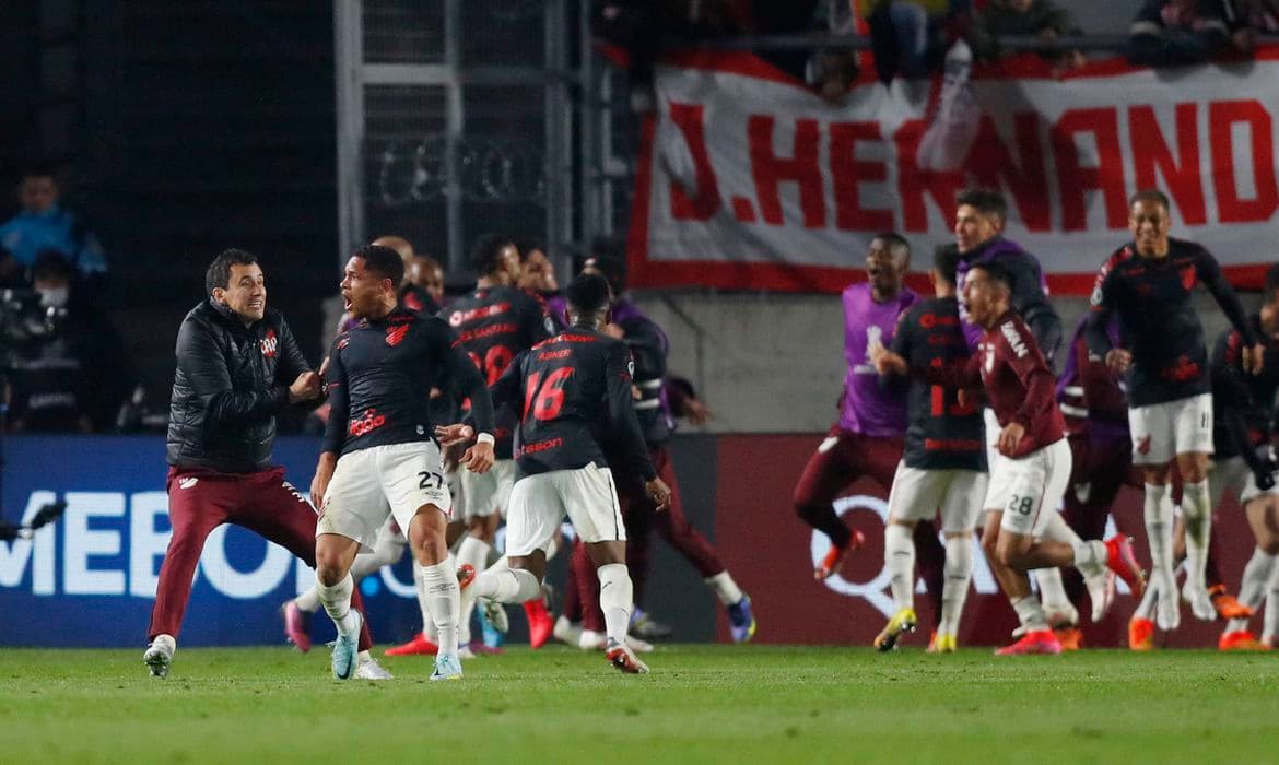 Libertadores: Vitor Roque decide e Athletico-PR está na semifinal