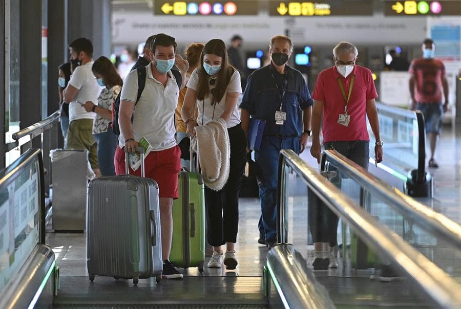Anvisa aprova fim do uso de máscaras em aeroportos