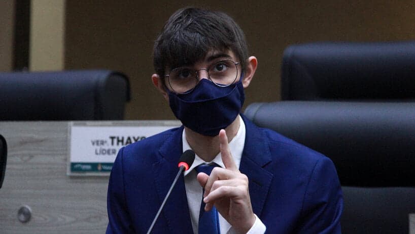 Veículo de equipe do vereador Amom é atingido por disparo