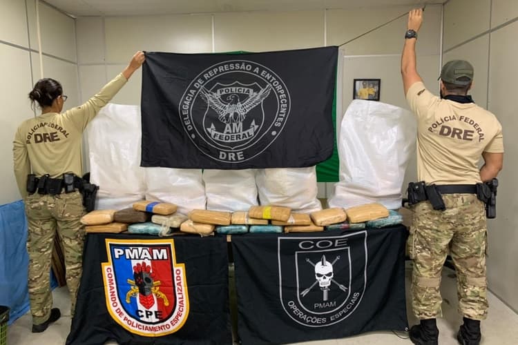 PF e PM apreendem 100 kg de drogas em embarcação