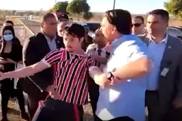 VEJA VÍDEO: Bolsonaro é provocado durante selfies e puxa youtuber pela camisa
