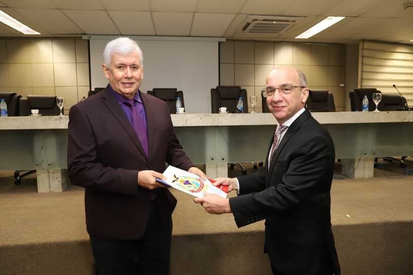 Presidente do TCE-AM entrega lista com nomes de gestores reprovados pela Corte