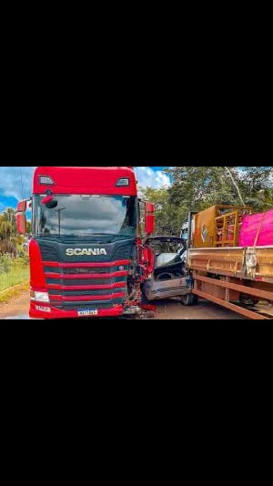 Carro tenta fazer ultrapassagem e é prensado entre dois caminhões