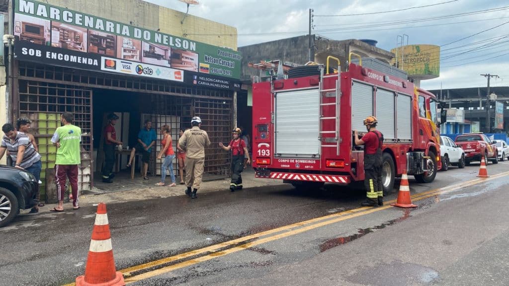 Vídeo: incêndio destrói marcenaria na zona Sul de Manaus