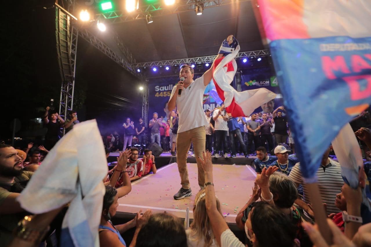 Wilson reúne mais de 10 mil pessoas em Parintins e inicia campanha