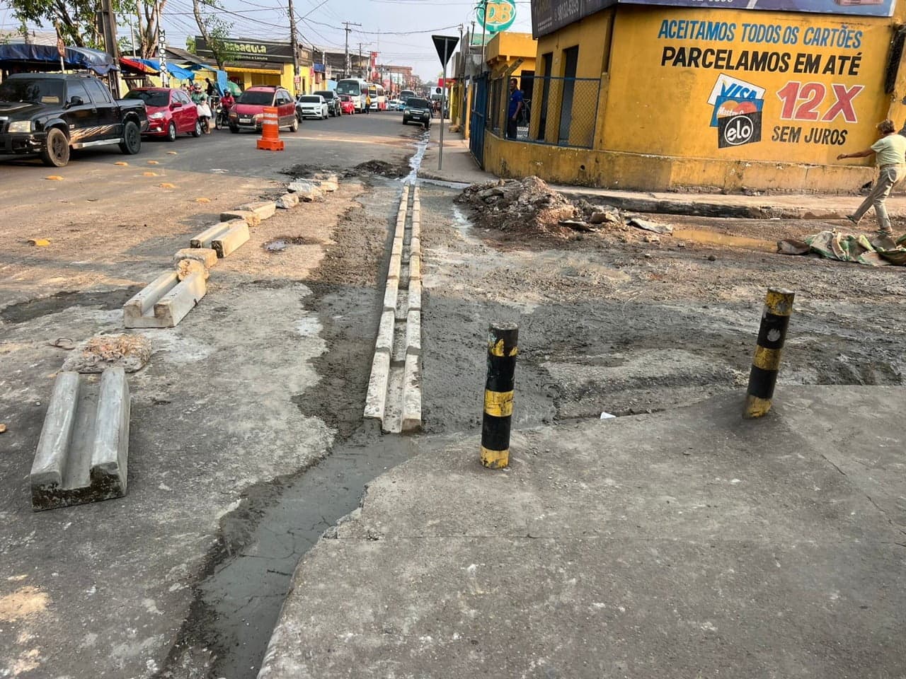 Via é interditada para obra emergencial no conjunto Manoa