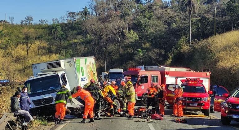 Acidente grave entre carro e caminhão deixa três mortos na BR-381 em Minas Gerais