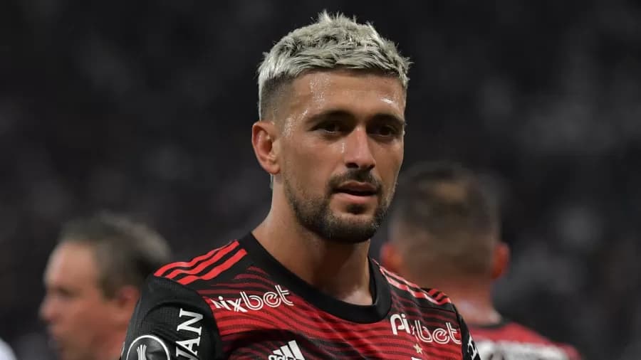 Após vitória do Flamengo sobre o Botafogo, Arrascaeta critica arbitragem: “Protagonistas”