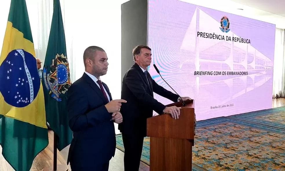 YouTube tira do ar vídeo de Bolsonaro fazendo críticas às urnas a embaixadores