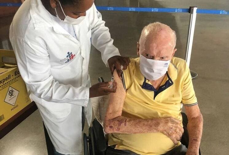 Internado, Zagallo apresenta melhora e segue tratamento contra infecção respiratória