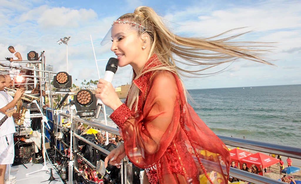 Claudia Leitte leva primeiro trio elétrico para os EUA