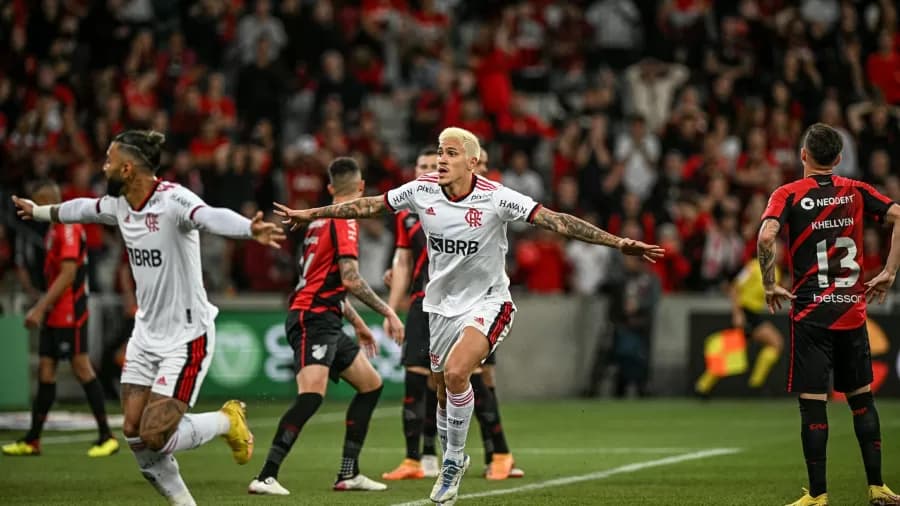 Flamengo vence Atletico-PR e vai à semi da Copa do Brasil