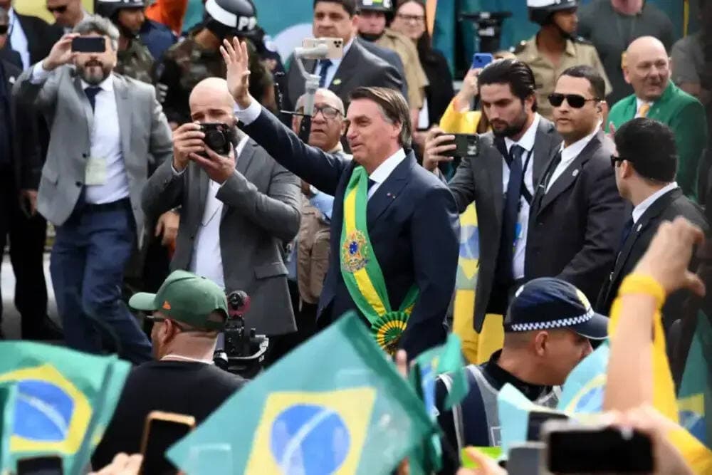 Bolsonaro participa de desfile em comemoração ao Bicententário da Independência