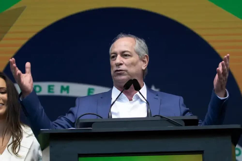 “Minha candidatura está de pé”, declara Ciro em pronunciamento