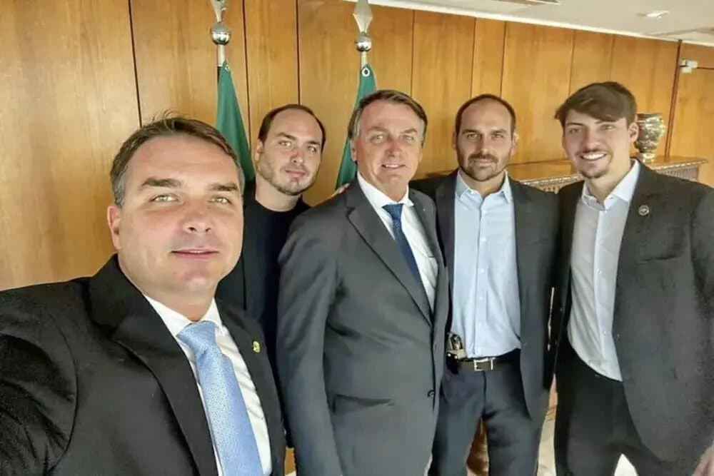 Reportagem detalha compra de imóveis em dinheiro pela família Bolsonaro