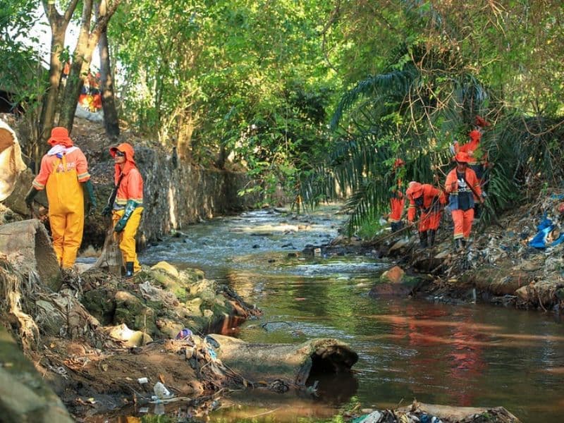 Igarapé de Manaus recebe ação de limpeza